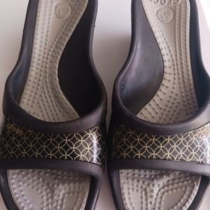 CROCS womans black/gold/gray slip on wedge sandals Size 10